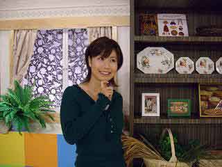 「楽ナビ」のセットの前で…
