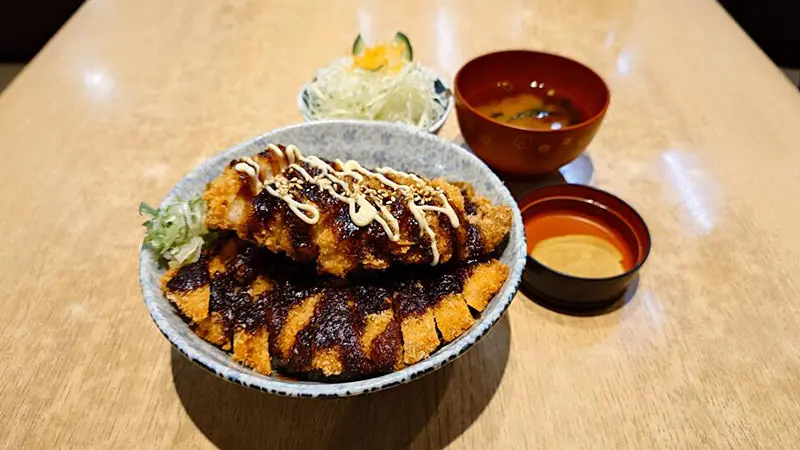 ぐ~たく丼 サラダ付