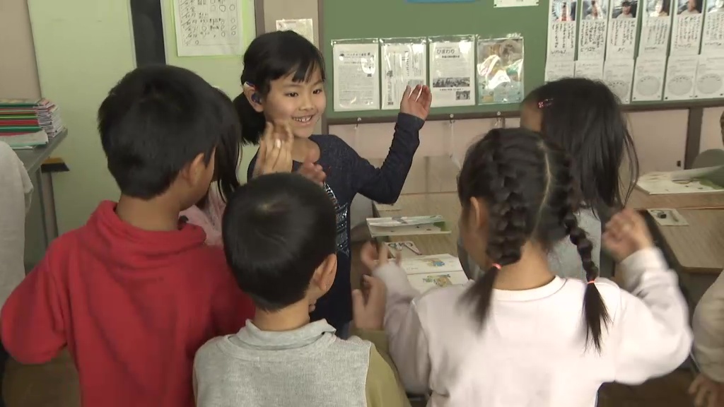 難聴の女の子のまわりには手話を使う子どもたち 手話で広がる理解の輪 小学校にもたらされた変化とは ： 中京テレビNEWS