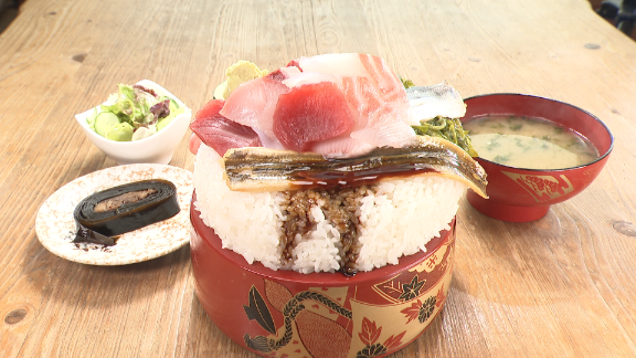 魚河岸寿司のおまかせ海鮮丼(大盛り)
