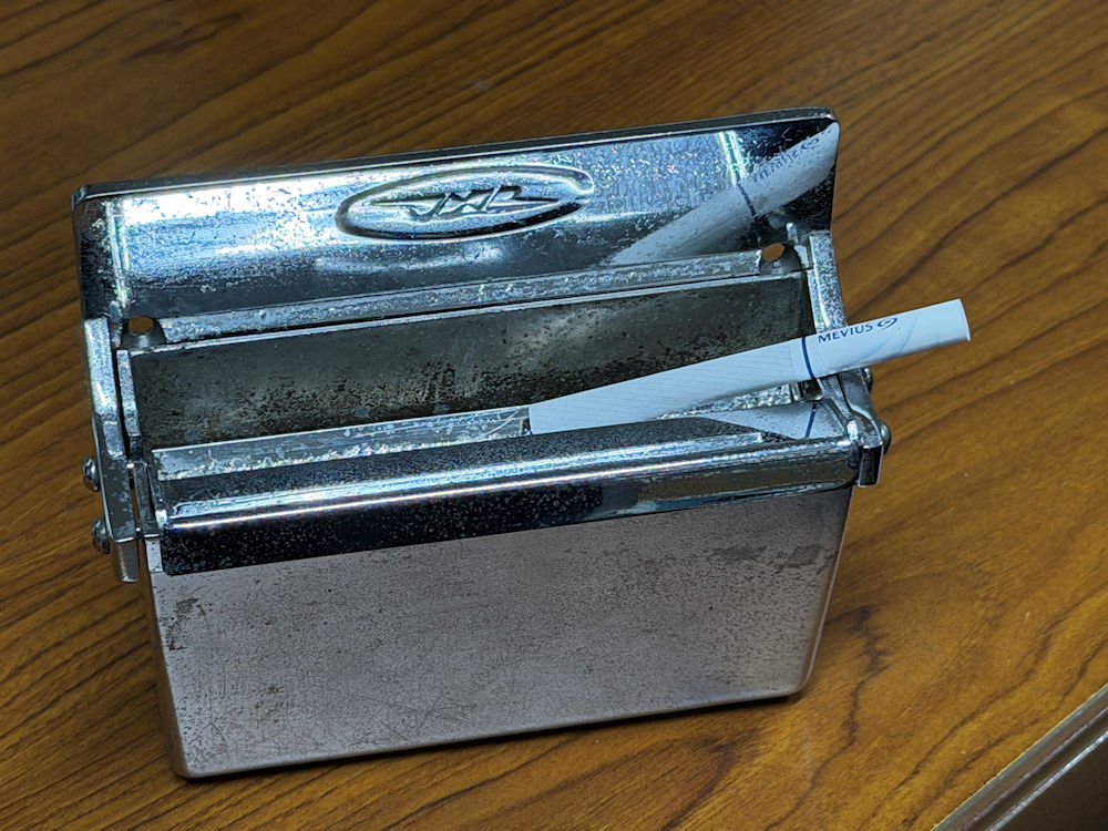 国鉄時代の車両車内にあった灰皿。 | 稲見駅長の鉄道だよ人生は