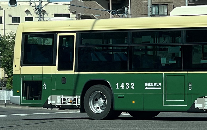 市営交通100周年記念レトロカラーバス。 | 稲見駅長の鉄道だよ
