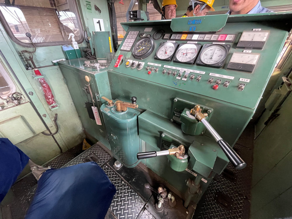 名古屋臨海鉄道（8）ND60型運転台見学、トラック、コンテナ展示